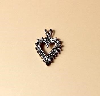 10K White Gold- Natural Diamond Hear Pendant: Used 14K white gold natural diamond-accented heart pendantweight: 1.61g