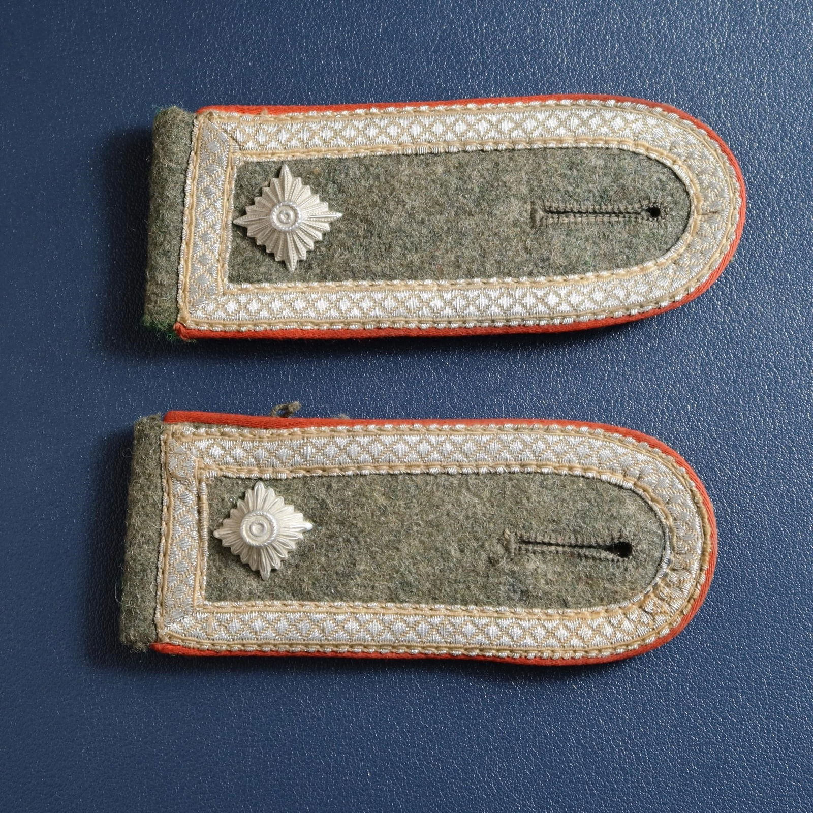 Luftwaffe Flak Feldwebel Shoulder Boards: Matched pair of red-piped Luftwaffe shoulder boards with silver NCO tresse and rank pips for Feldwebel. Cut-off, uniform-removed examples.