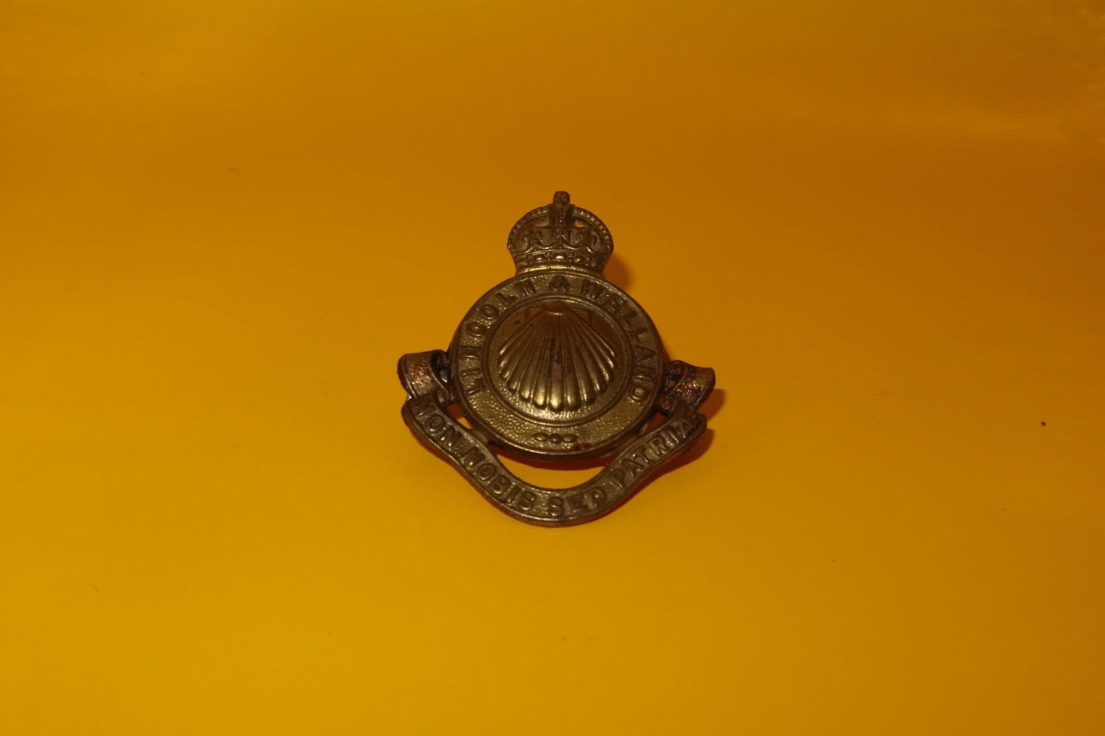 WWII Canadian & Sutherland Cap Badge: WW2 Canadian Army Regiment Cap Badge for sale. In good condition. Please see our other items for more original WW1, WW2 & post war British military cap badges for sale including other Canadian Army Re