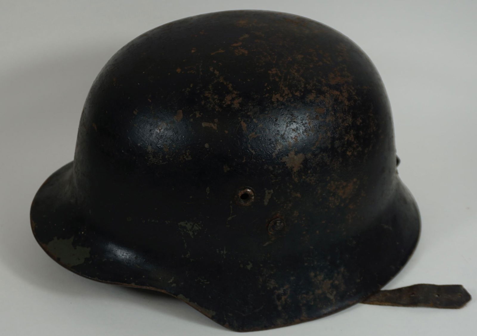 WWII GERMAN MILITARY HELMET: WWII GERMAN MILITARY HELMET