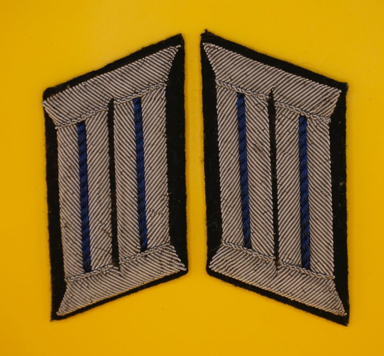 WWII German Heer Medical Officer Collar Tabs: Original WWII German Heer medical officer collar tabs, matching pair with fine bullion work, unissued condition, ideal for display. Period Wehrmacht insignia, authentic.