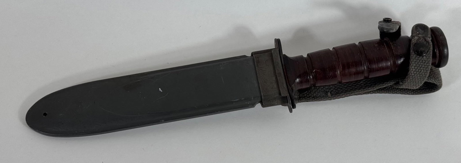 US Navy MK2 Fighting Knife - Robeson Cutlery Co.: Original US Navy MK2 fighting knife by Robeson Cutlery Co., excellent mint condition blade with minor discoloration, flawless handle, R.C.C. and USN MK2 stamped hand guard, scabbard also stamped USN M