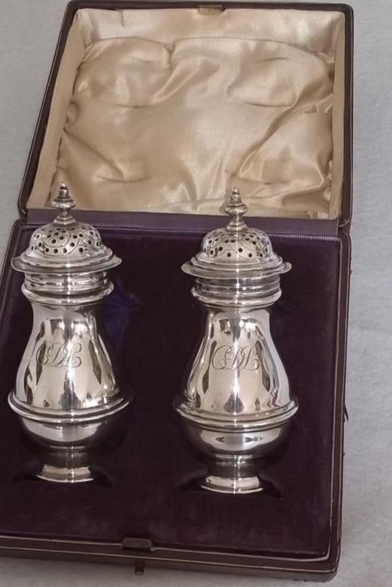 Antique Salt & Pepper Spreader - Pair of 2: Antique Salt and pepper spreader - Pair of 2 - .925 silver - Daniel & John Wellby, London - U.K. - 1908Silver pepper and salt set in original case lined with purple velvet and silk. The set is from ca