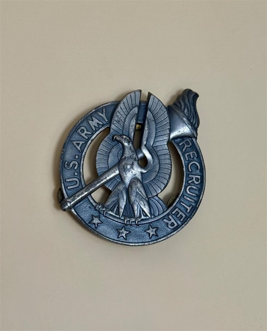 U.S. Army Basic Recruiter Identification Badge: U.S. Army Basic Recruiter Identification Badge. This is a decoration awarded to qualified U.S. Army personnel who complete the required training and meet performance standards in recruiting. The