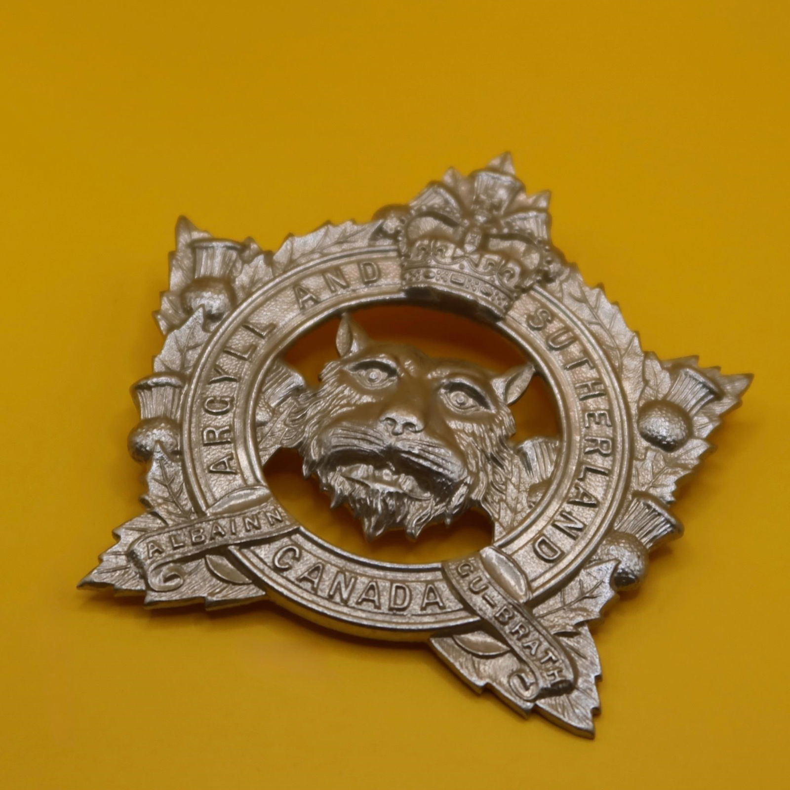WWII Canadian & Sutherland Cap Badge: WW2 Canadian Army Regiment Cap Badge for sale. In good condition. Please see our other items for more original WW1, WW2 & post war British military cap badges for sale including other Canadian Army
