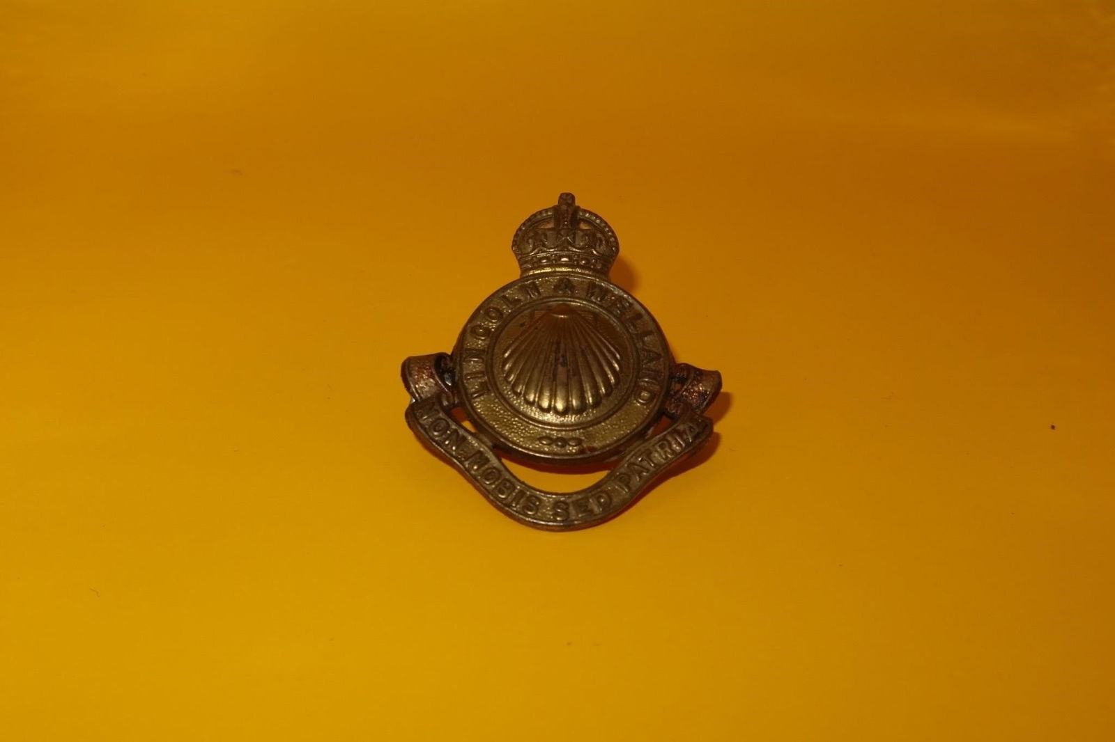 WWII Canadian & Sutherland Cap Badge: WW2 Canadian Army Regiment Cap Badge for sale. In good condition. Please see our other items for more original WW1, WW2 & post war British military cap badges for sale including other Canadian Army