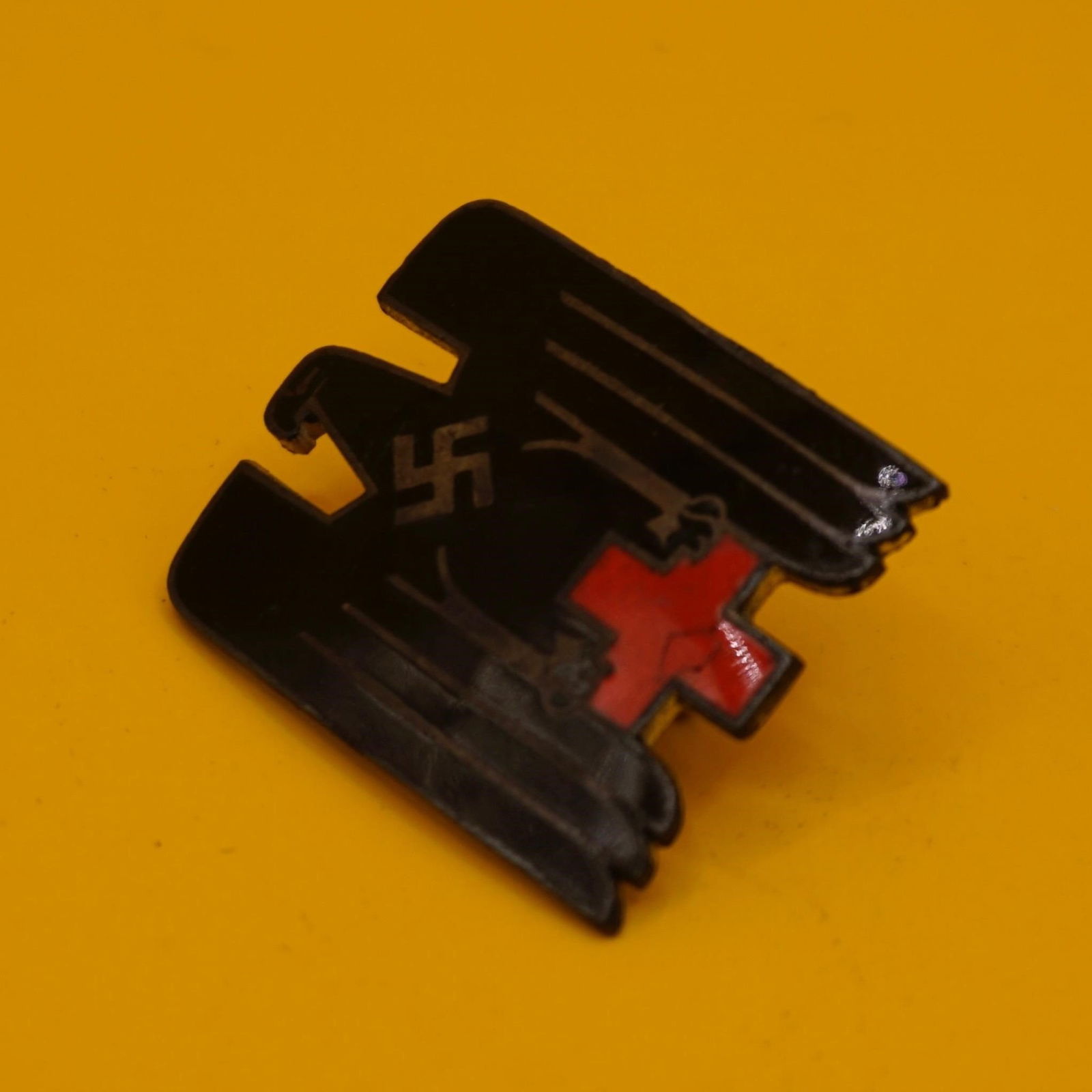 Small German DRK Membership Lapel Pin (1 of 2)