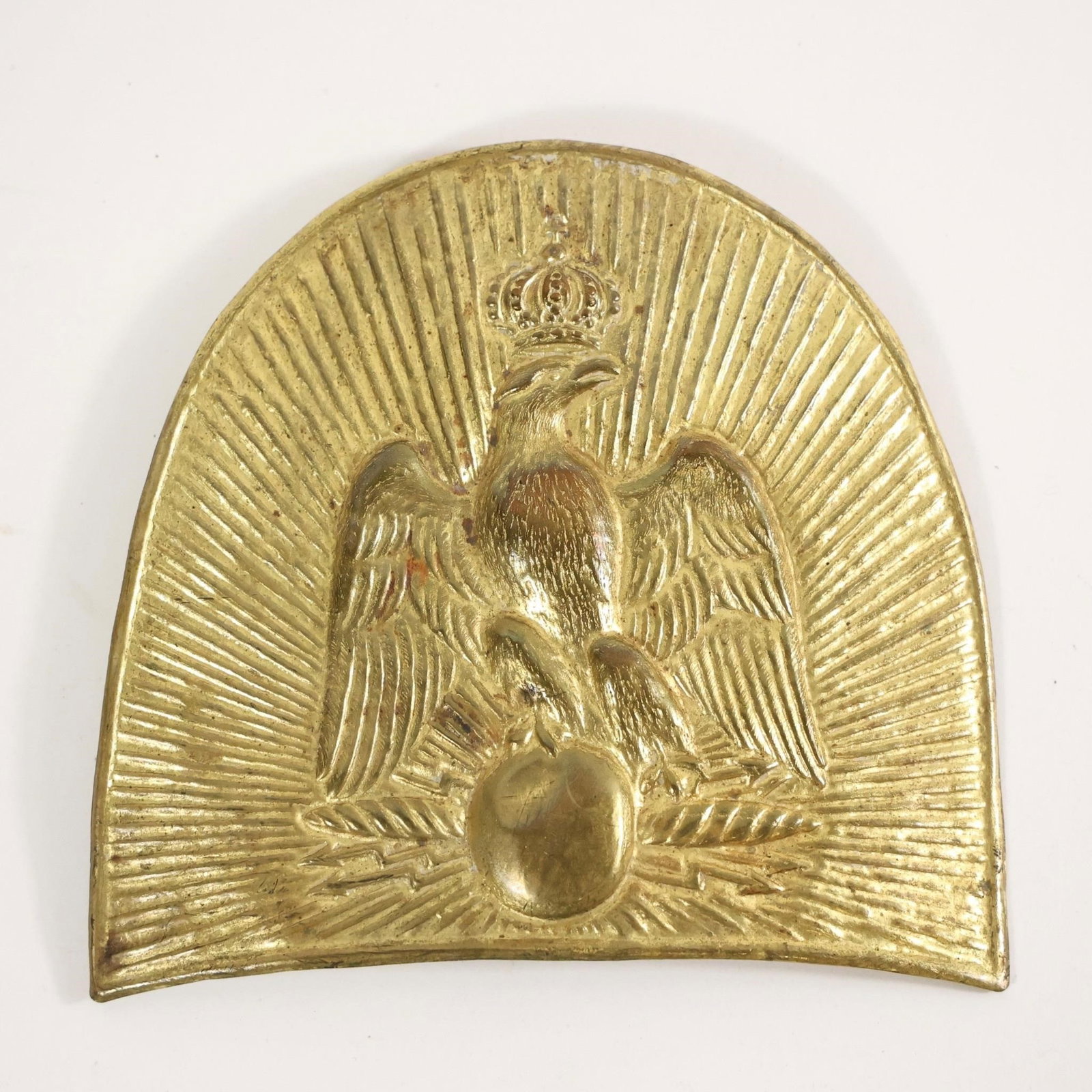 Grenadiers de la Garde Impériale Bonnet Plaque: Plaque de bonnet à poil des Grenadiers de la Garde Impériale (Second Empire)Belle plaque à base plate de bonnet d'ourson de grenadier de la Garde impériale Second Empire (1er régiment). Aigle