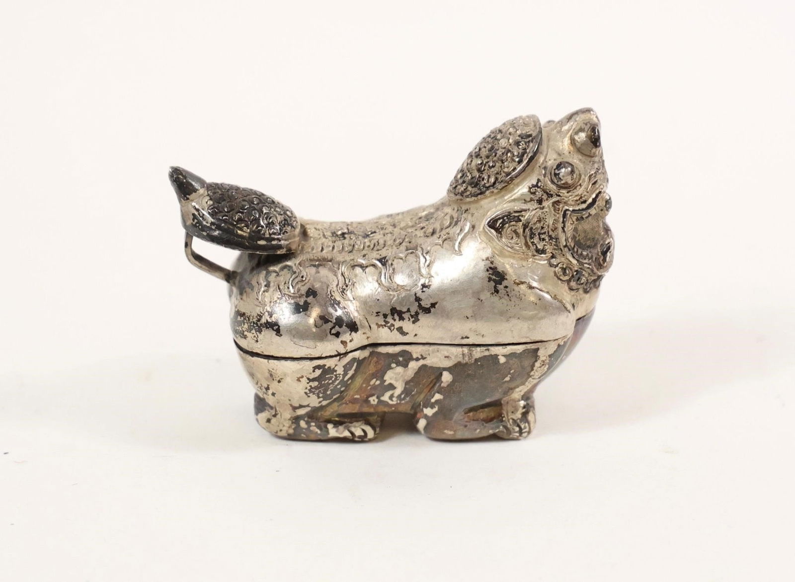900 Silver Asian Foo Dog Betel Nut Box 94.7g: Vintage Cambodian T900 signed 900 silver foo dog Betel nut box,3 1/2 x 2 3/4" tall approx.94.7 grams.