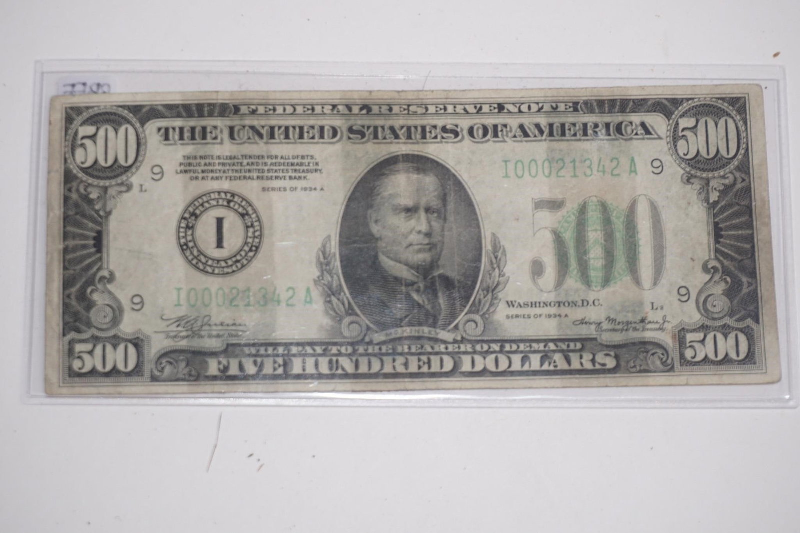 500 Dollar Bill: The banknote shown is a 500-dollar Federal Reserve Note from the 1934 series. These banknotes, although still legal tender, are no longer in circulation and have a collector's value far exceeding