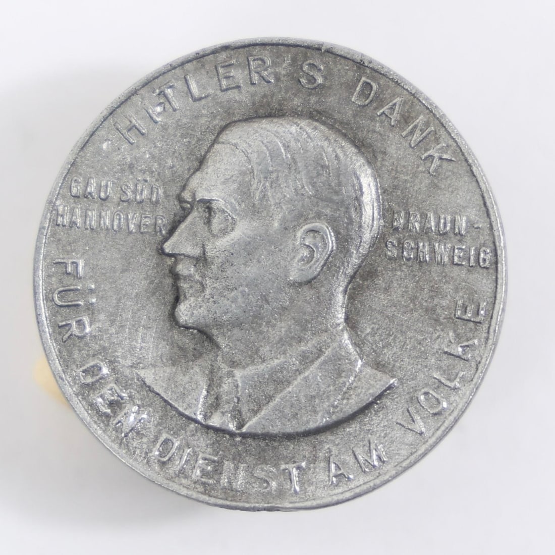 Nazi German "Hitler's Dank" Gau Süd-Hannover: This collectible item is a Nazi German medal known as "Hitler's Thank" (Hitler's Dank), awarded for service to the people in the districts of Gau Süd-Hannover and Braunschweig.