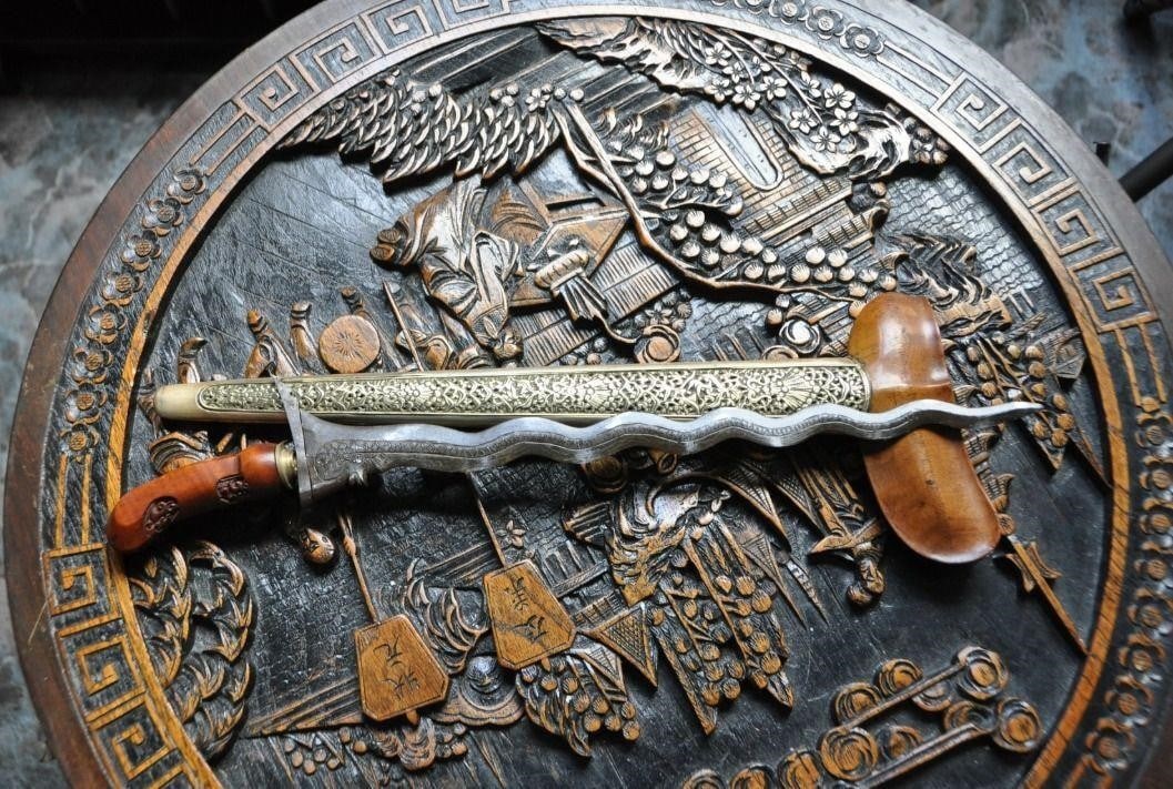 Indonesian Javaanse Solo Keris Dagger: Indonesia - javaanse solo keris - Keris - Daggerbeautiful old kris naga from djokjakarta. the openwork pendok has beautifulmotifs of birds and peacocks motifs. the handle has a nice deeply cut mask.