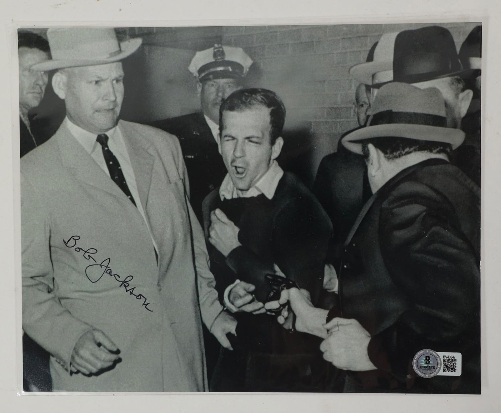 JFK Assassination - Robert H. Jackson Signed Photo: JFK Assasination - Robert H. Jackson - Harvey Lee Oswald (John F Kennedy killer) - Signed in person by Robert H. Jackson w/ Beckett - 2024Robert H. Jackson hand signed 25.5 x 20 cm photo.Expertise by