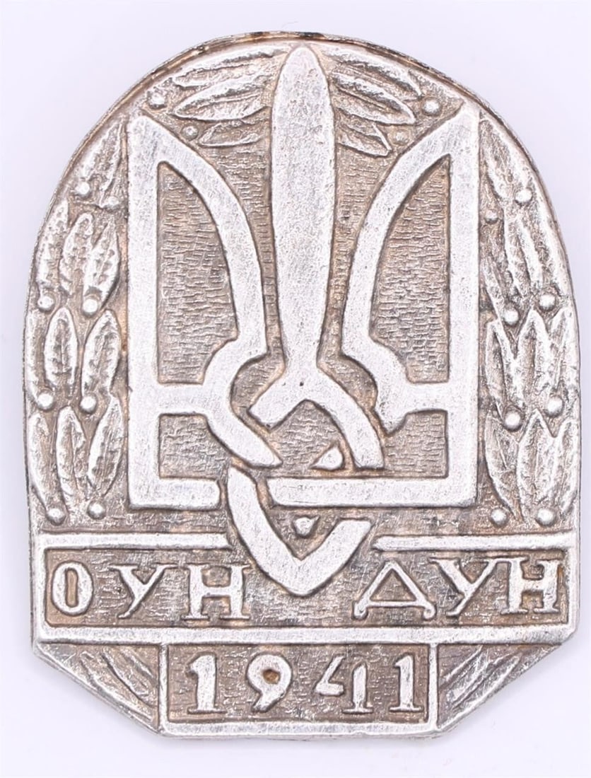 WWII Ukrainian OUN and DUN Organization Patch: This is a badge of the Organization of Ukrainian Nationalists (OUN) and the Ukrainian Nationalist Squadron (DUN) from 1941. The badge features the Ukrainian coat of arms, the Tryzub (trident).The text