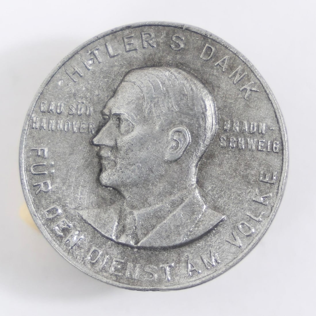 Nazi German "Hitler's Dank" Gau Süd-Hannover: This collectible item is a Nazi German medal known as "Hitler's Thank" (Hitler's Dank), awarded for service to the people in the districts of Gau Süd-Hannover and Braunschweig.