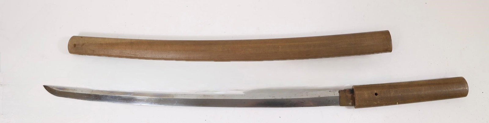 Katana , Wakizashi, Nagamitsu :Japan (1333-1573): Katana - Long Wakizashi w/White Sheath : Nagamitsu : A6-427 - Japan - Muromachi period (1333-1573)Sign - NagamitsuSize)TOTAL Length : 73.5 cmBlade length : 53 cmCurve :1.2 cmMotohaba : 2.6 cmMotogasan