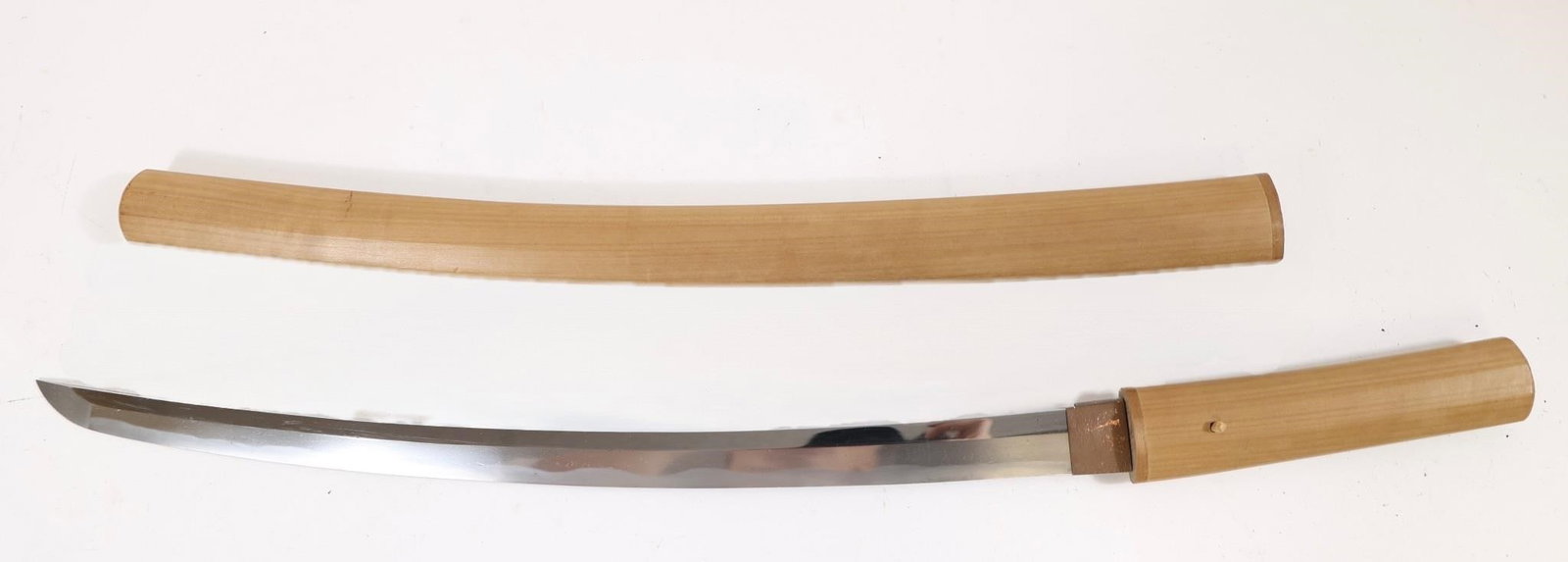 Katana - Wakizashi Sheath Japan (1600-1868): Katana - Wakizashi w/White Sheath : Kanenaga : A6-440 - Japan - Edo Period (1600-1868)Sign; - Insyu Jyu KanenagaSize)TOTAL Length : 67.5 cmBlade length : 45.8 cmCurve : 1.8 cmMotohaba : 2.7 cmMotogasa