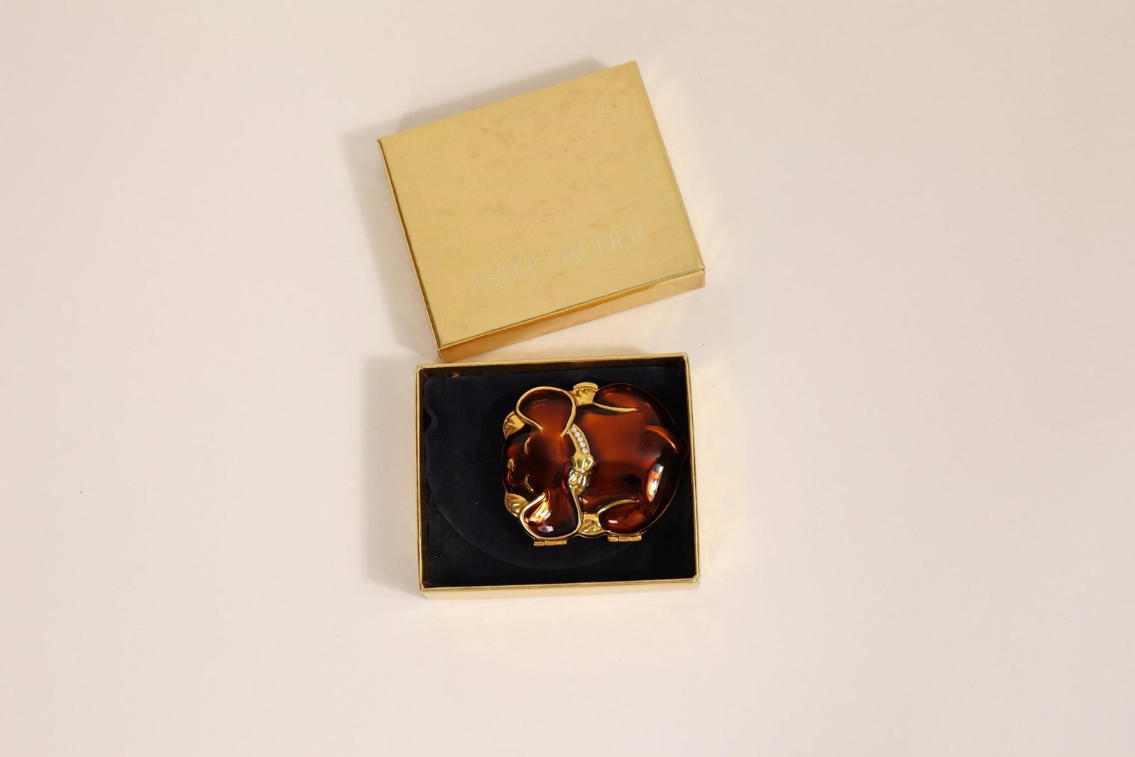 Estée Lauder Puppy Tales Lucidity Compact (1 of 4)