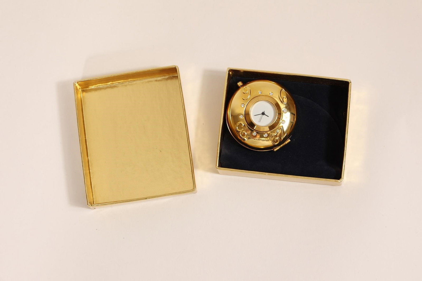 Estée Lauder Perfect Timing Compact Clock (1 of 3)