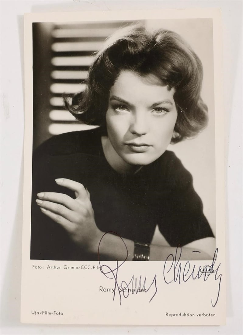 Romy Schneider Signed Photo Mädchen in Uniform UFA: Romy Schneider - Original autographed photograph"Girl in Uniform" - Universum Film / UFAOriginal black-and-white photograph of Romy Schneider from the cult film "Girl in Uniform."The print is signed