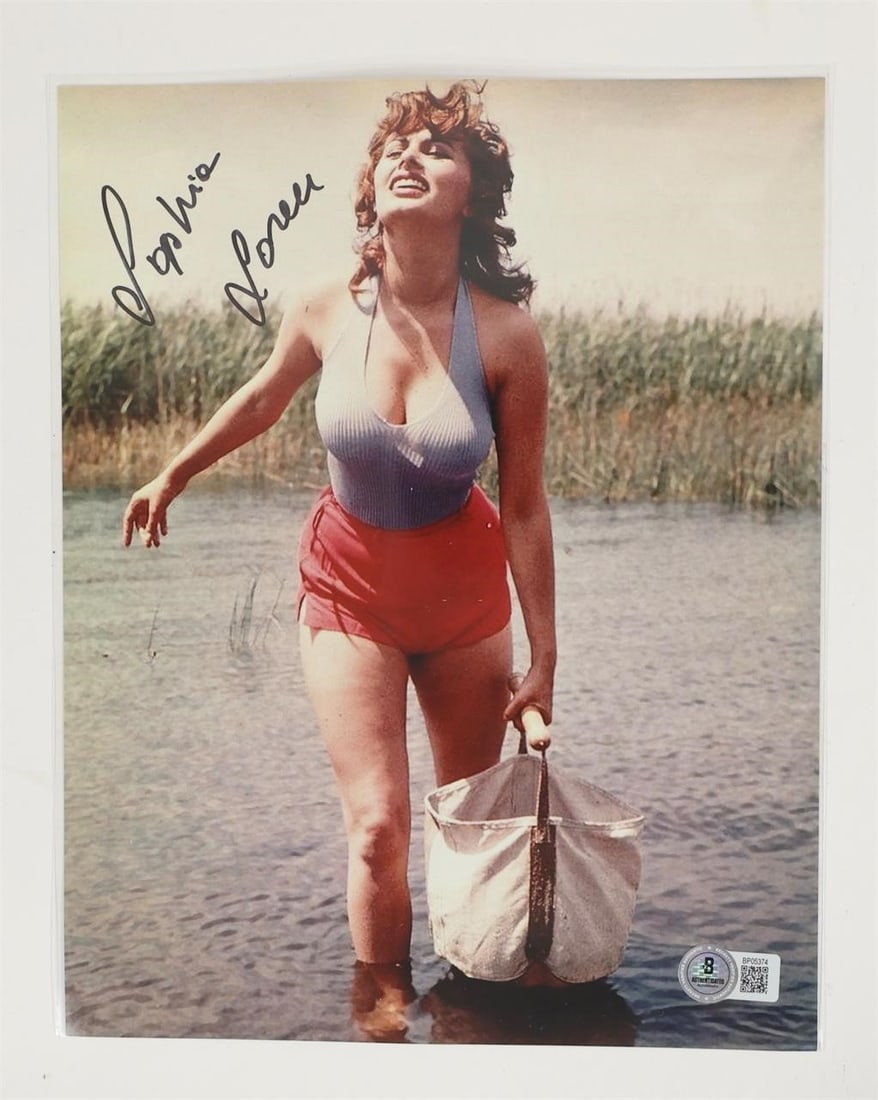 Sophia Loren Signed Photo - Beckett COA: Sophia Loren hand signed 20 x 25.5 cm photo.Expertise by Beckett with its unique QRcode number which is affixed to the signed photo and which is listed on the Beckett website.