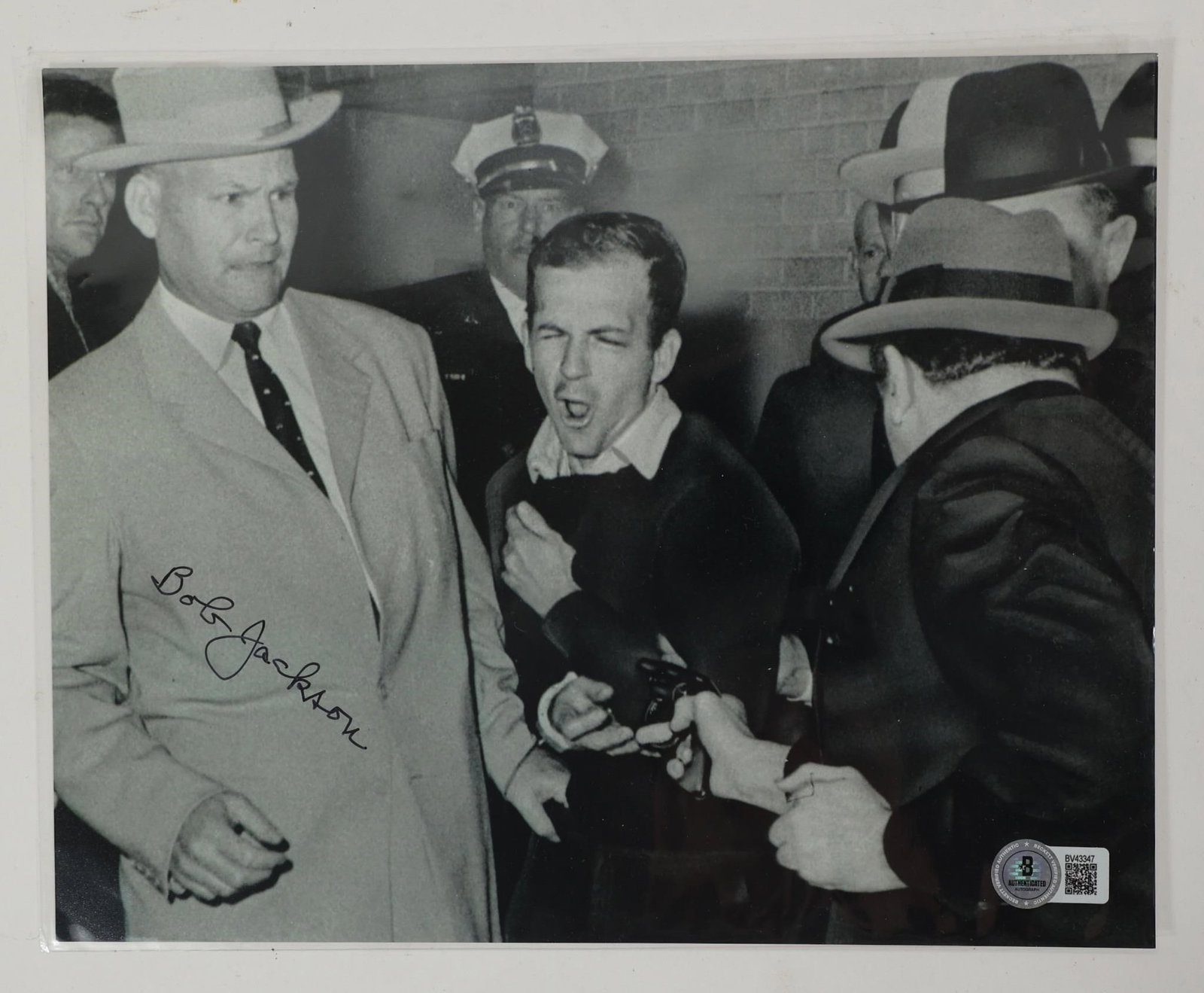 JFK Assassination - Robert H. Jackson Signed Photo: JFK Assasination - Robert H. Jackson - Harvey Lee Oswald (John F Kennedy killer) - Signed in person by Robert H. Jackson w/ Beckett - 2024Robert H. Jackson hand signed 25.5 x 20 cm photo.Expertise by 