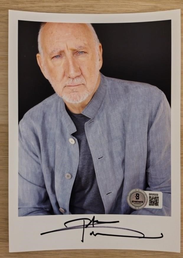 Pete Townshend Signed Photo - Beckett COA: Pete Townshend (the co-founder of The Who) hand signed 18 x 13 cm photo.Expertise by Beckett with its unique QRcode number which is affixed to the signed photo and which is listed on the Beckett