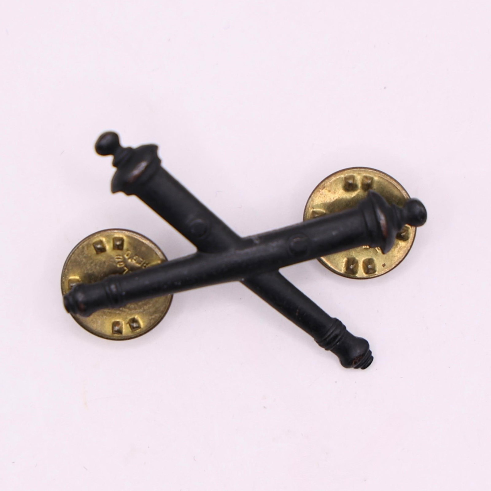US Army Field Artillery Officer Collar Devices: This is a pair of US Army Field Artillery Officer subdued metal collar devices. The insignia, featuring crossed cannons (field guns), has been used on artillerists' uniforms for more than 180 years. T