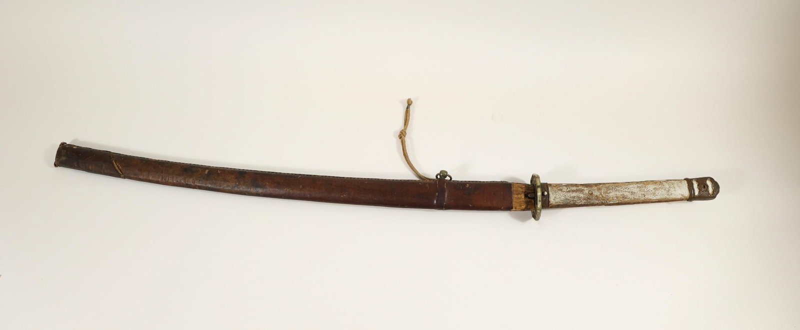 WWII IMPERIAL JAPANESE ARMY TYPE 98 SHIN-GUNTO: WWII Imperial Japanese Army Officer Type 98 Shin-Gunto Sword. Single edged, slightly curved blade with no visible Hamon. Brass Habaki, Tsuba, Seppas and Fuchi. Ito and Menuki missing from the ray