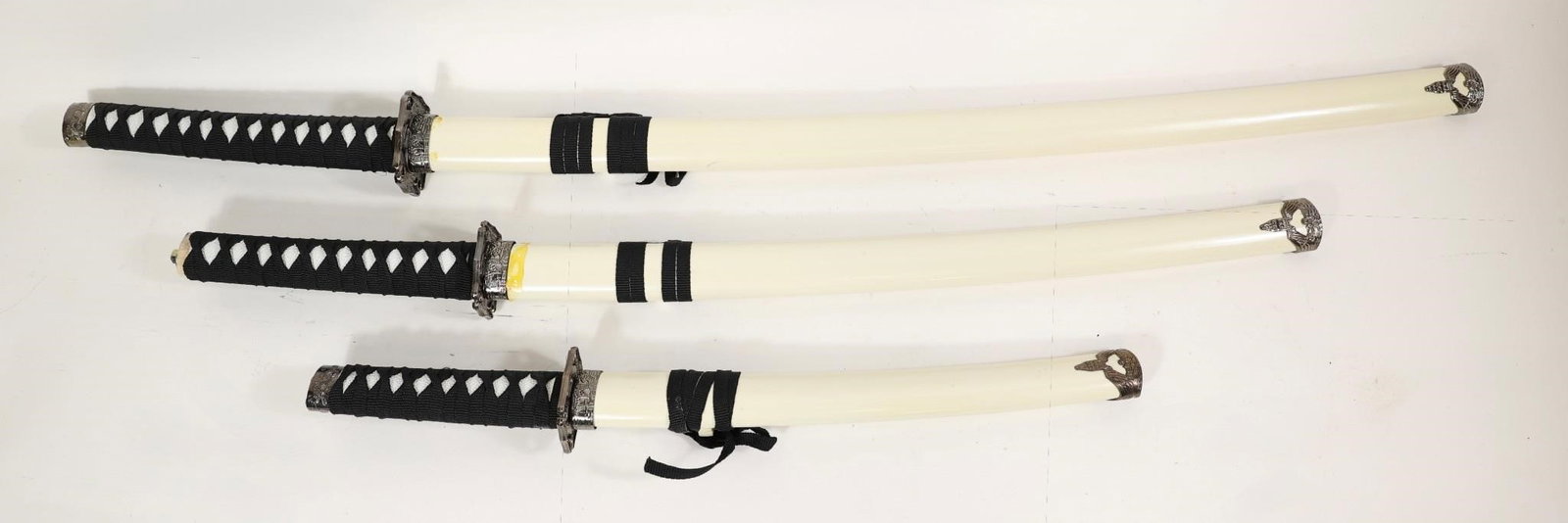 Japanese Samurai Sword Set Katana Wakizashi Tanto: Japanese Samurai Three-Piece Sword Set (Katana, Wakizashi, Tanto)Japanese samurai sword set consisting of three pieces: katana, wakizashi, and tanto. Each sword features traditional-style black