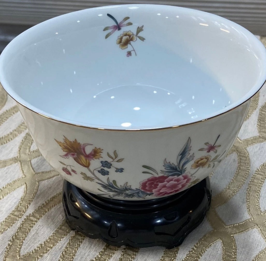 Vintage (1981) American Heirloom Collection, Independence Day Porcelain Bowl: American Heirloom Collection by Avon - Independence DayVintage 1981Porcelain BowlNew in box - excellent conditionIncludes:Bowl - StampedBlack Bowl StandOriginal box w/historyMeasurements