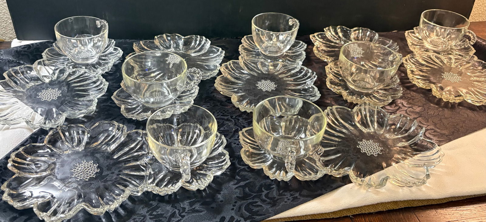 Vintage 14-Piece Hazel Atlas Cosmos Floral Snack Plate & Tea Cup Set. (1 of 5)