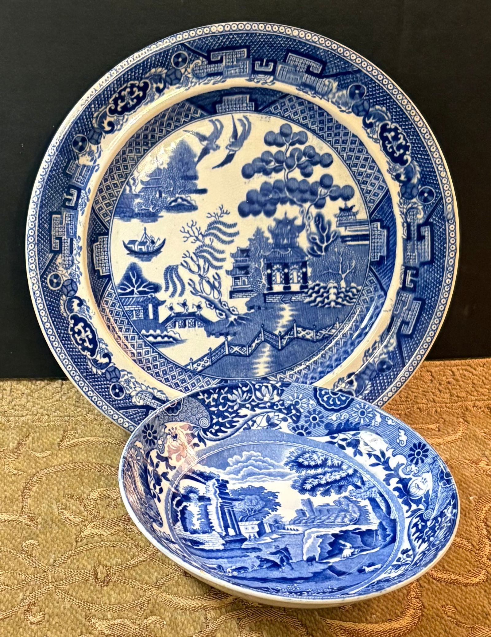 Vintage Blue Willow Dinner Plate & Blue Spode Italian Bowl: This lot features two items: 1). Classic Blue Willow pattern large dinner plate w/the distinctive blue-and-white chinoiserie design, popular since the late 18th century in England. The pattern was cre