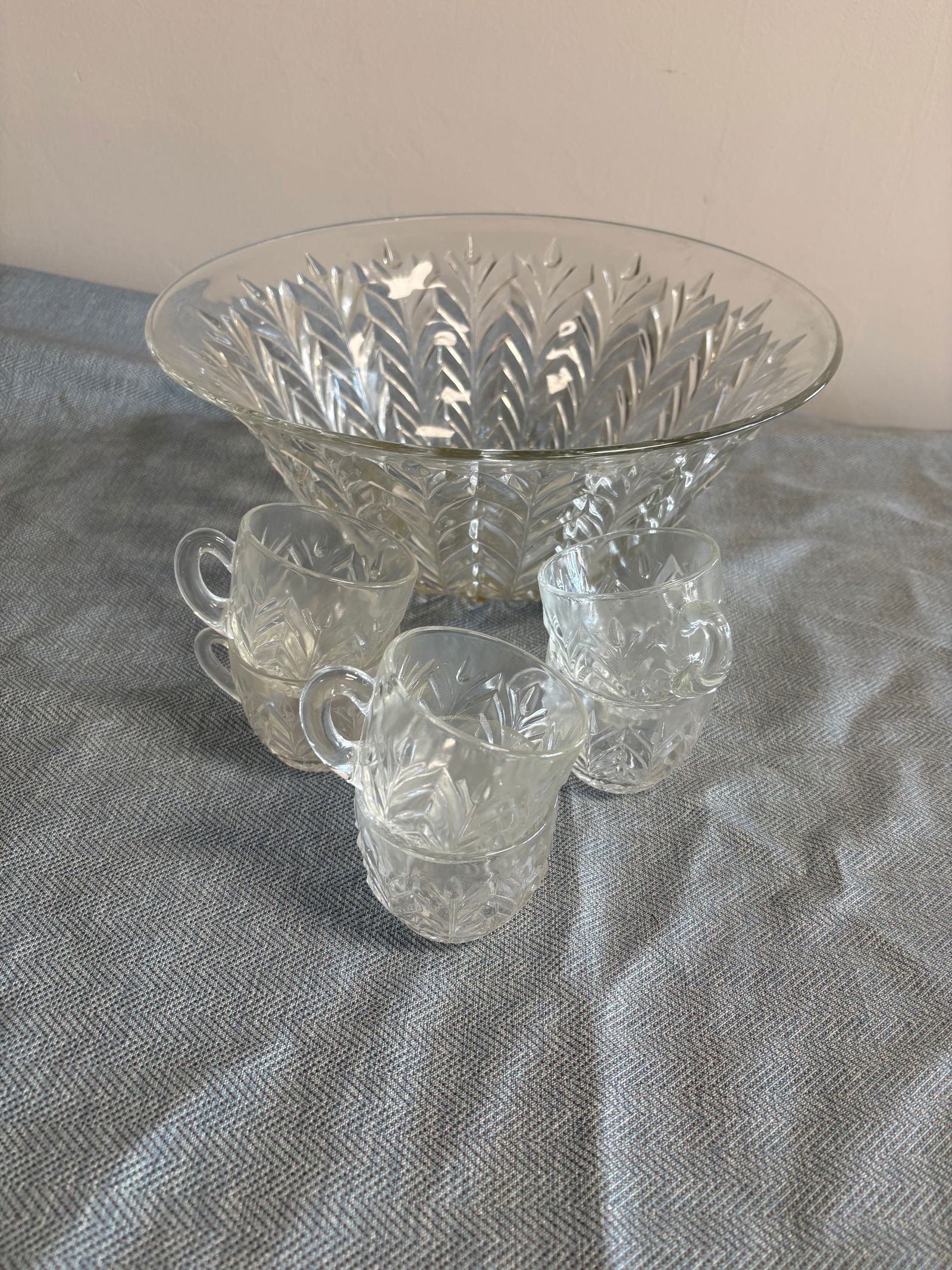 Vtg (1940s/50s) 7-piece Jeannette Glass, Feather Pattern Punch Bowl Set: This lot features a vintage Jeannette Glass, Feather pattern punch bowl set, manufactured by the Jeannette Glass Company, a producer of depression-era and mid-century glassware out of Pennsylvania. Th