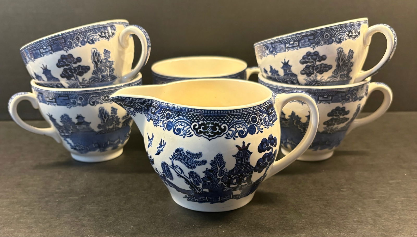 Vintage (ca 1960s) 6-Piece Johnson Brothers Earthenware Teacups & Creamer Set - Blue Willow Pattern (1 of 7)