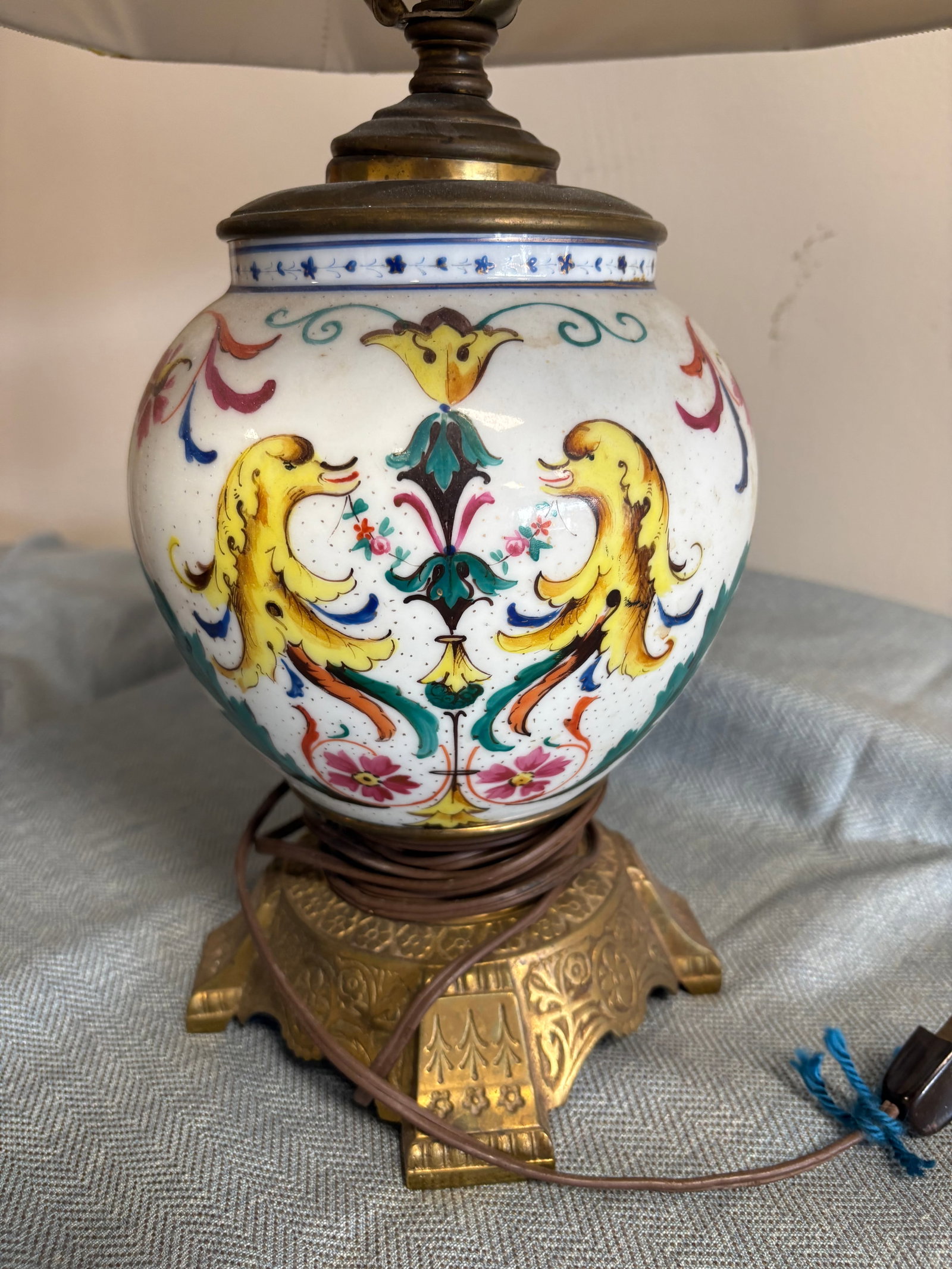 Vintage Hand-Painted Italian Majolica Lamp w/Brass Base (1 of 4)