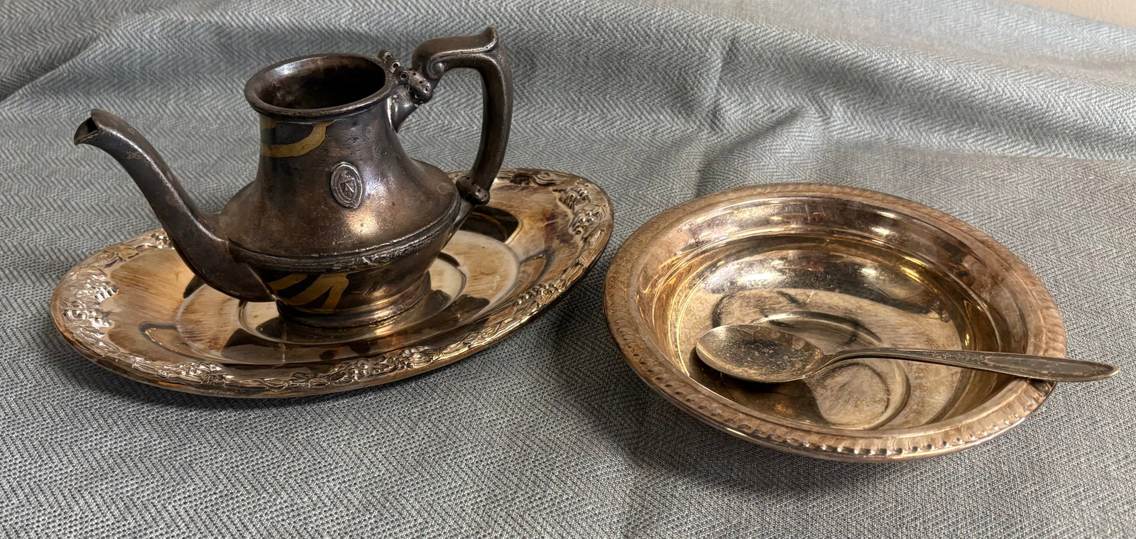Antique (1920s/30s) "Arlington" Hotel Teapot + Vtg Silver-plated Underplate, Serving Bowl, & Spoon: This lot features a vintage silver-plated tea and service set. This set includes: 1). Hotel Teapot (Arlington Hotel) by Reed & Barton w/o Lid: This teapot was produced between the 1920s and 1930s & is