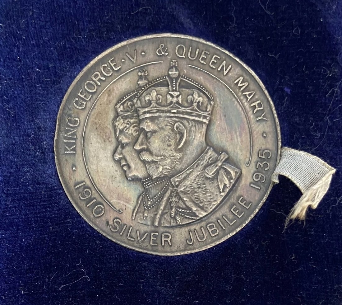 British Empire (1935) Sterling Silver King George V Silver Jubilee Commemorative Coin w/Case (1 of 5)