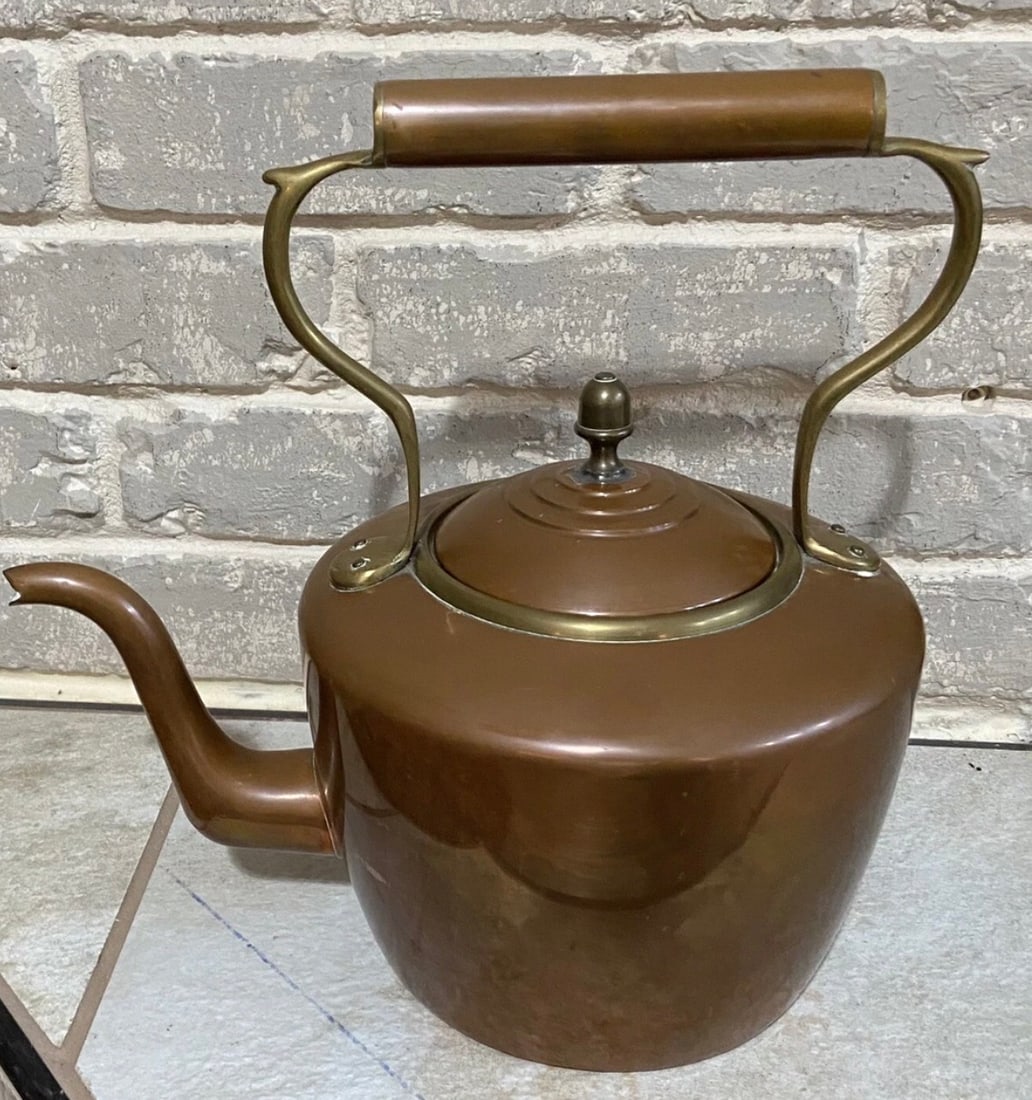 Antique English Georgian Copper Tea Kettle: English Georgian Copper Tea Kettle. Very well made and in good condition for its age. Styled w/rolled handle, goose neck spout, and acorn finial w/authentic dovetailed seam. Dates to first decade (est