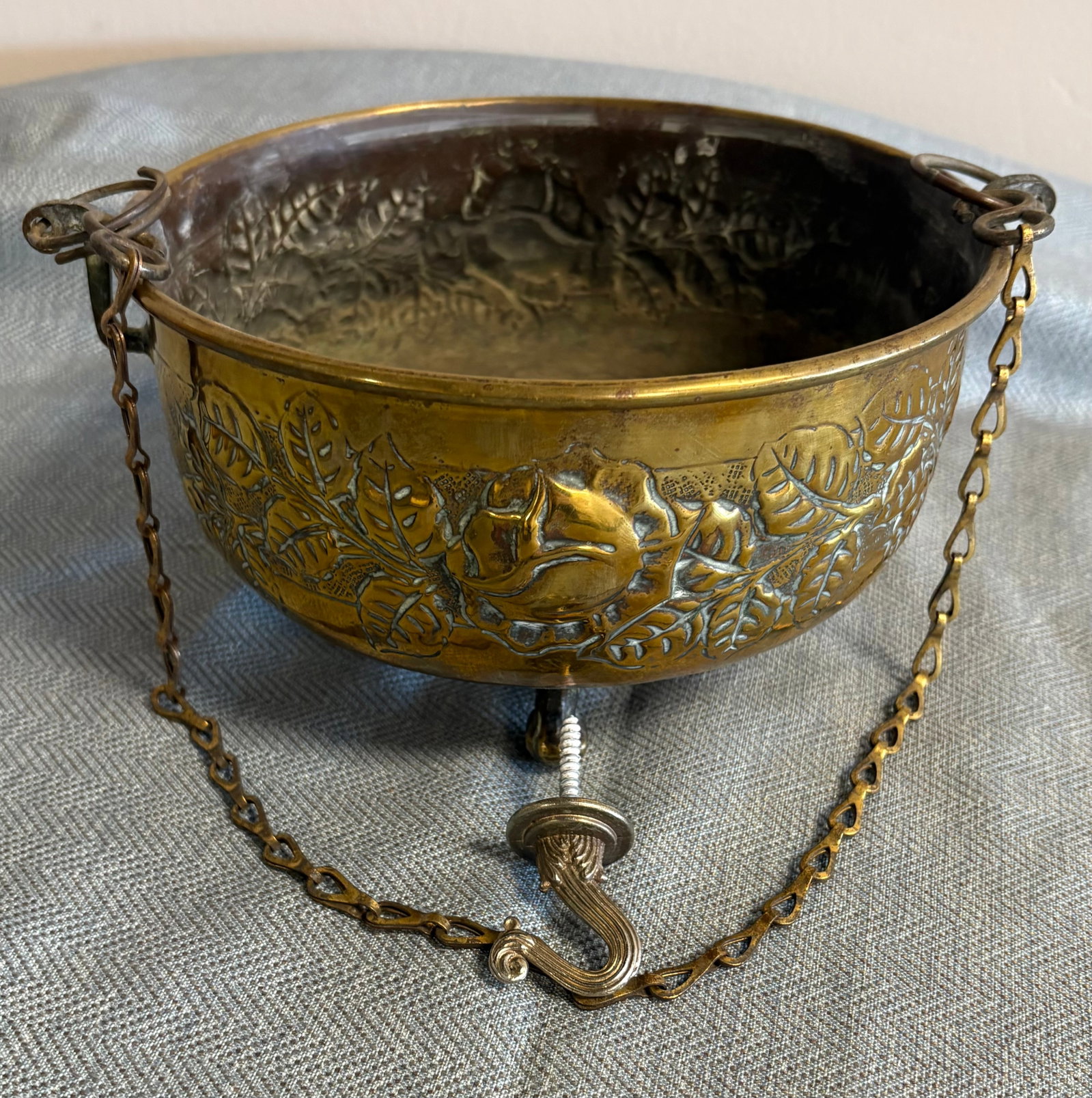 Antique/Vintage (ca.e1900s?) Brass Hanging Jardiniere/Planter w/Hanging Chains & Screw Hook: A brass hanging jardinière or planter, potentially dating from the late 18th to late 19th century. It features repoussé work (Embossed), a method of decorating metal by hammering it from the reverse