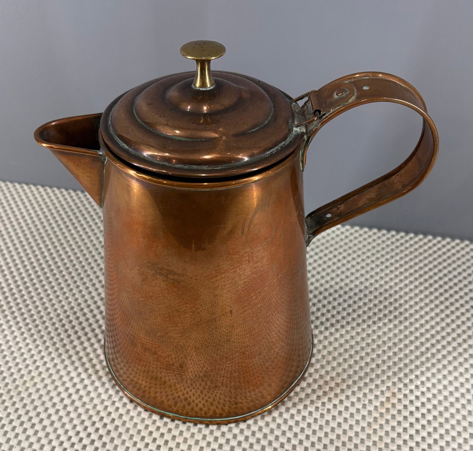 Vintage (MCM) Copper Coffee Pot w/Hinged Lid: Vintage copper coffee pot featuring a hinged lid. Constructed from solid copper & traditionally lined with tin on the interior. Dimensions: Stands approximately 9"H x 6"D.