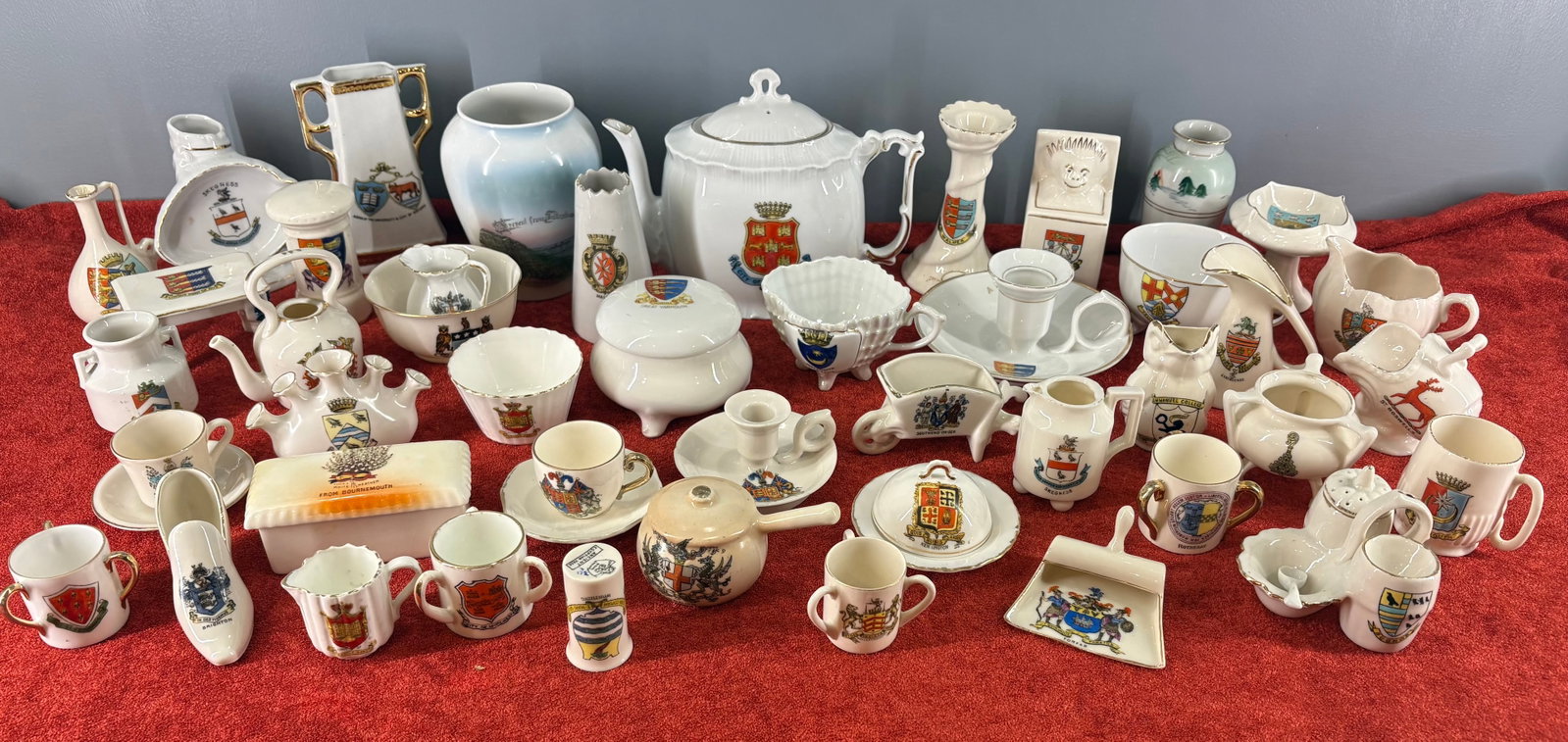 Antik/Vtg Mixed 53-Piece Collection of Porcelain Crested Ware Tourist Mementos: Large 53-piece collection of crested ware (Porcelain souvenir china), which is antique British souvenir pottery & served as tourist mementos. These were highly popular souvenirs in Great Britain from 