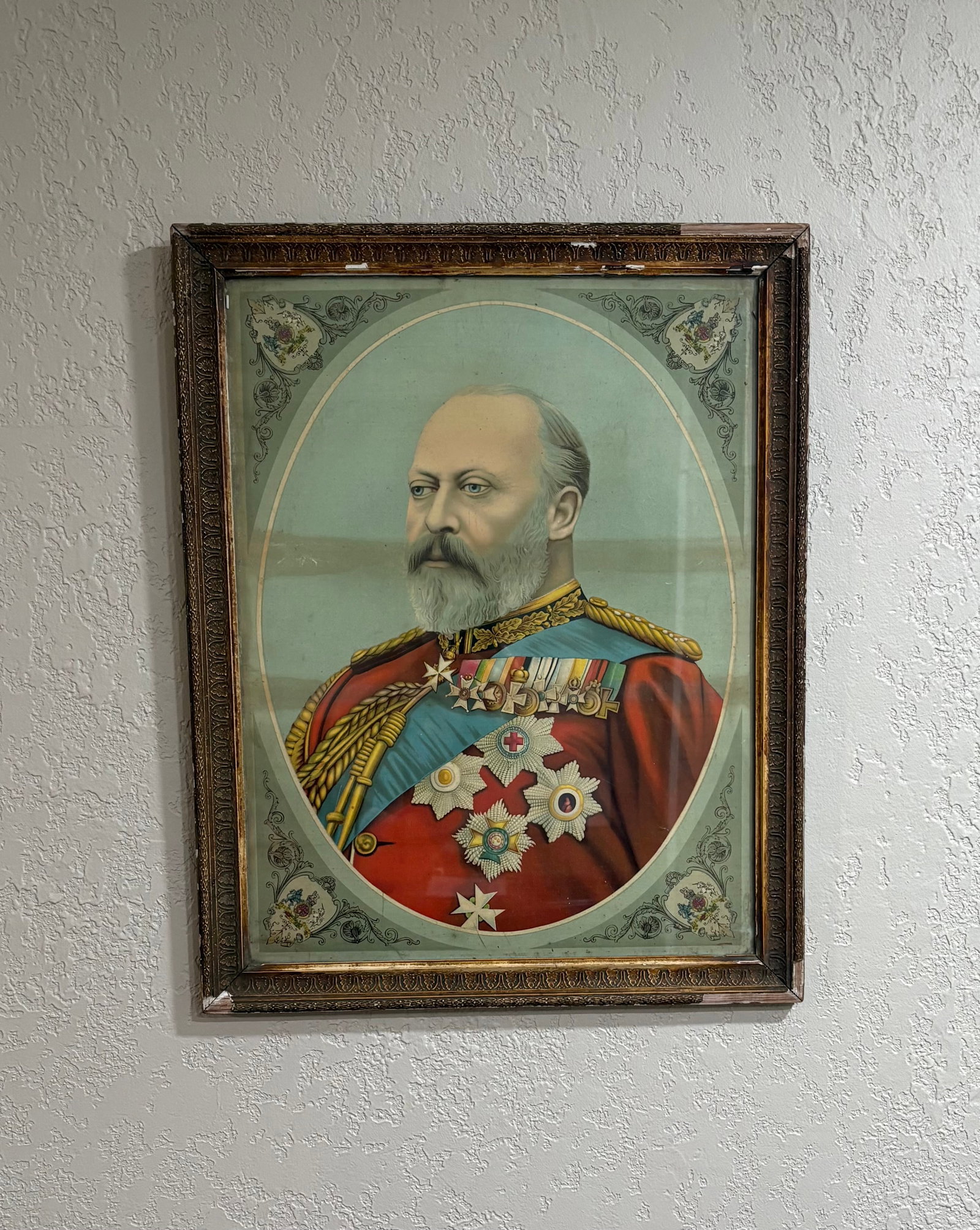 Antique (ca. e1900s) King Edward VII Color Lithograph Framed Portrait: This is a framed vintage color lithograph portrait depicting King Edward VII of the United Kingdom, who reigned from January 1901 until his death in 1910. Born Albert Edward ("Bertie"), he was the eld