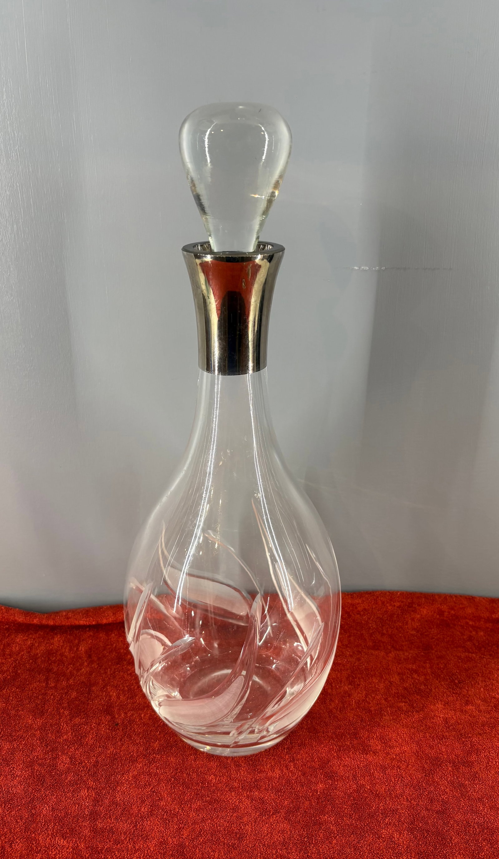 Vtg Glazze Wine/Spirits 24KT Platinum Trimmed Hand Cut Crystal Decanter: Elegant vintage crystal wine or spirits decanter featuring a distinctive teardrop body accented by a polished silver-plated/platinum-trimmed collar. Hand-blown clear glass or crystal shaped into a sle