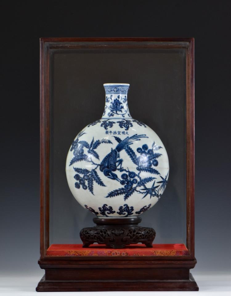 A very fine XuanDe Chinese porcelain moon flask.: A very fine XuanDe Chinese porcelain moon flask. Potted in a flattened round body, tapered gracefully toward narrow straight neck leading to a flat the rim, raised on slightly concaved oval base. Main