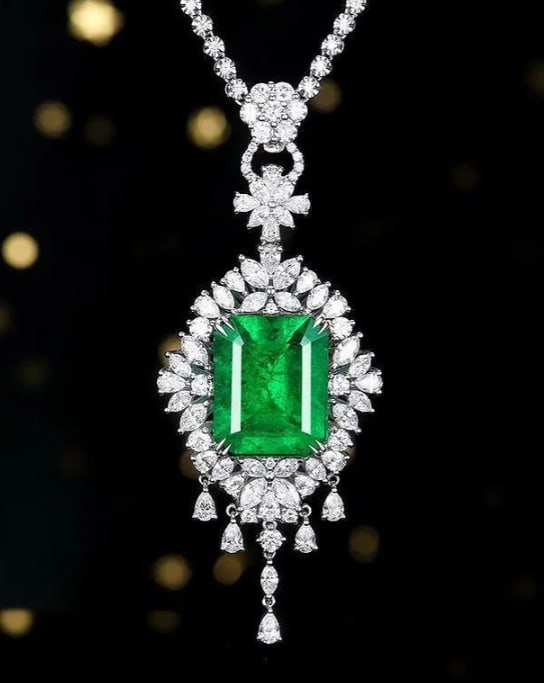 13.8ct Natural Emerald 18K Gold Pendant (1 of 1)