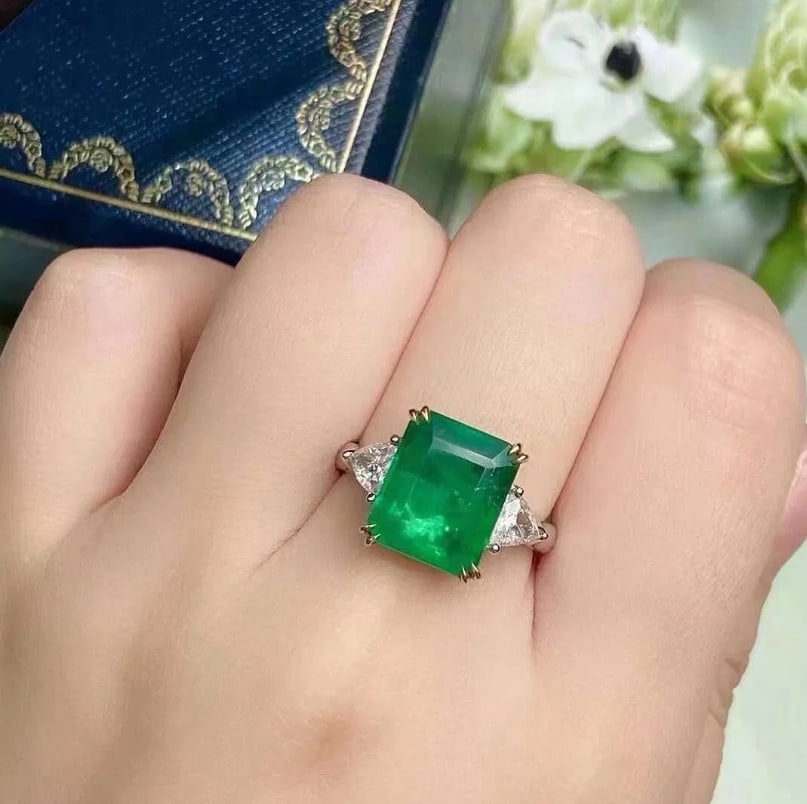 14k Gold 5.78 Ctw Natural Emerald & Diamond Ring: 14k Gold 5.78 Ctw Natural Emerald & Diamond RingEstimate$37,000-$56,000Ref:230807106 // gold content:14k gold // ring size:7. 25us // // main gemstone:emerald // shape:octagonal // carat weight:5. 18c