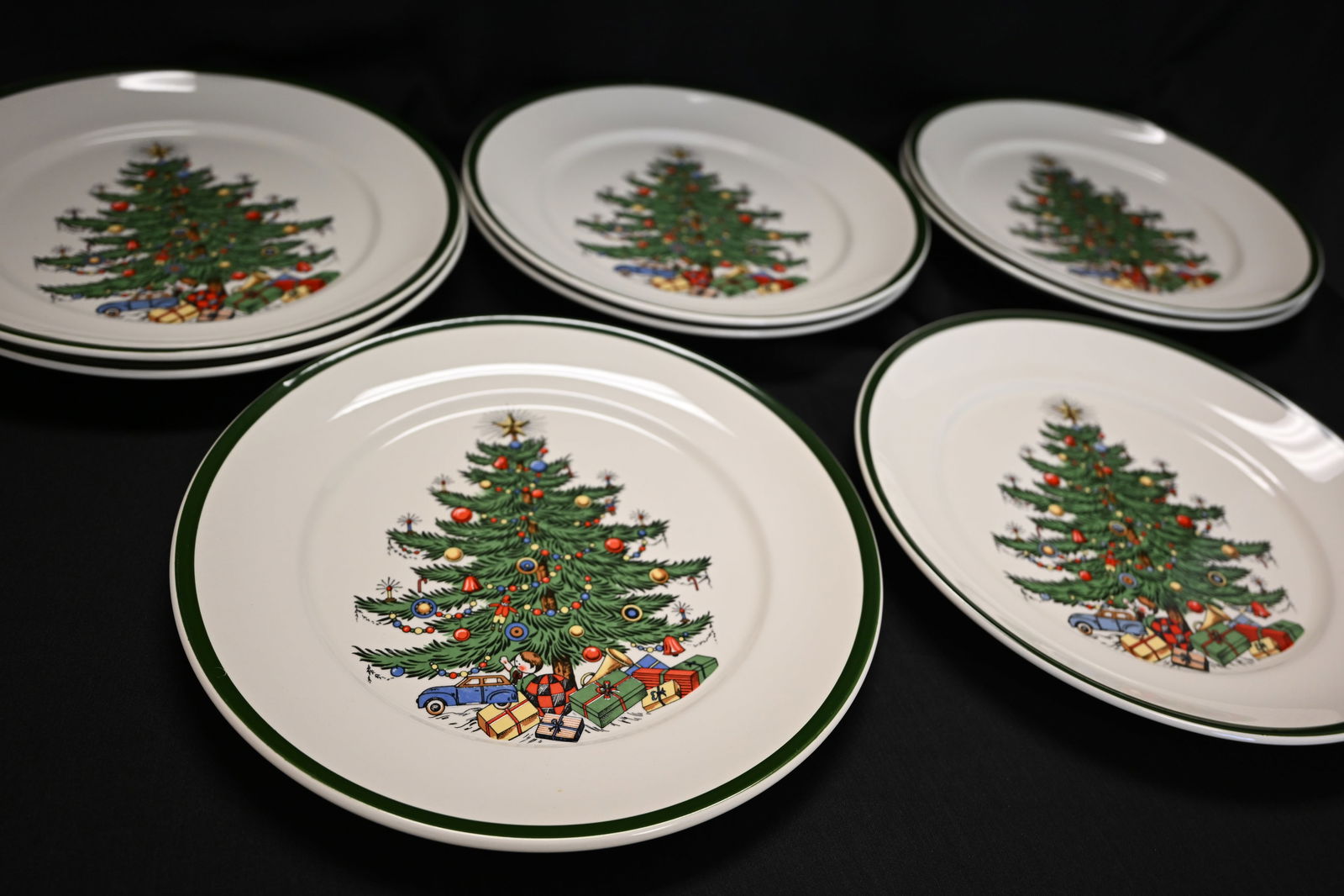 Set of 8 Cuthbertson Christmas Tree Dinner Plates, Made in England: A core set of eight (8) vintage dinner plates in the beloved "Original Christmas Tree" pattern by Cuthbertson. As an essential component for any holiday table setting, this lot is a prime acquisition