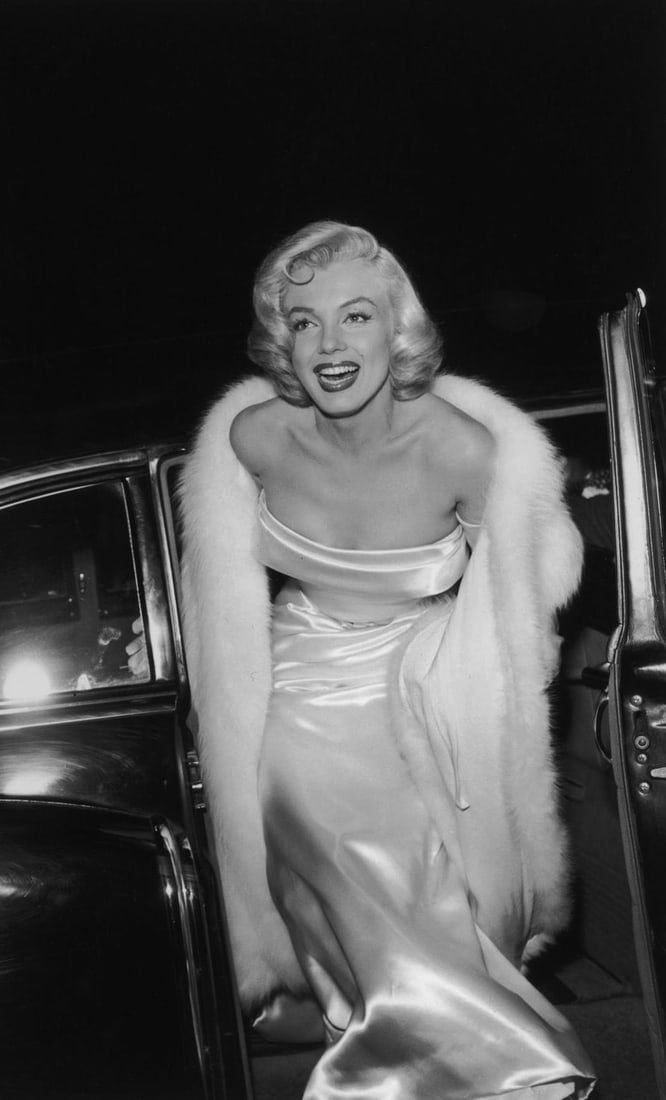 Marilyn Monroe glossy photo print : Measures approximately 24 x 20 inches