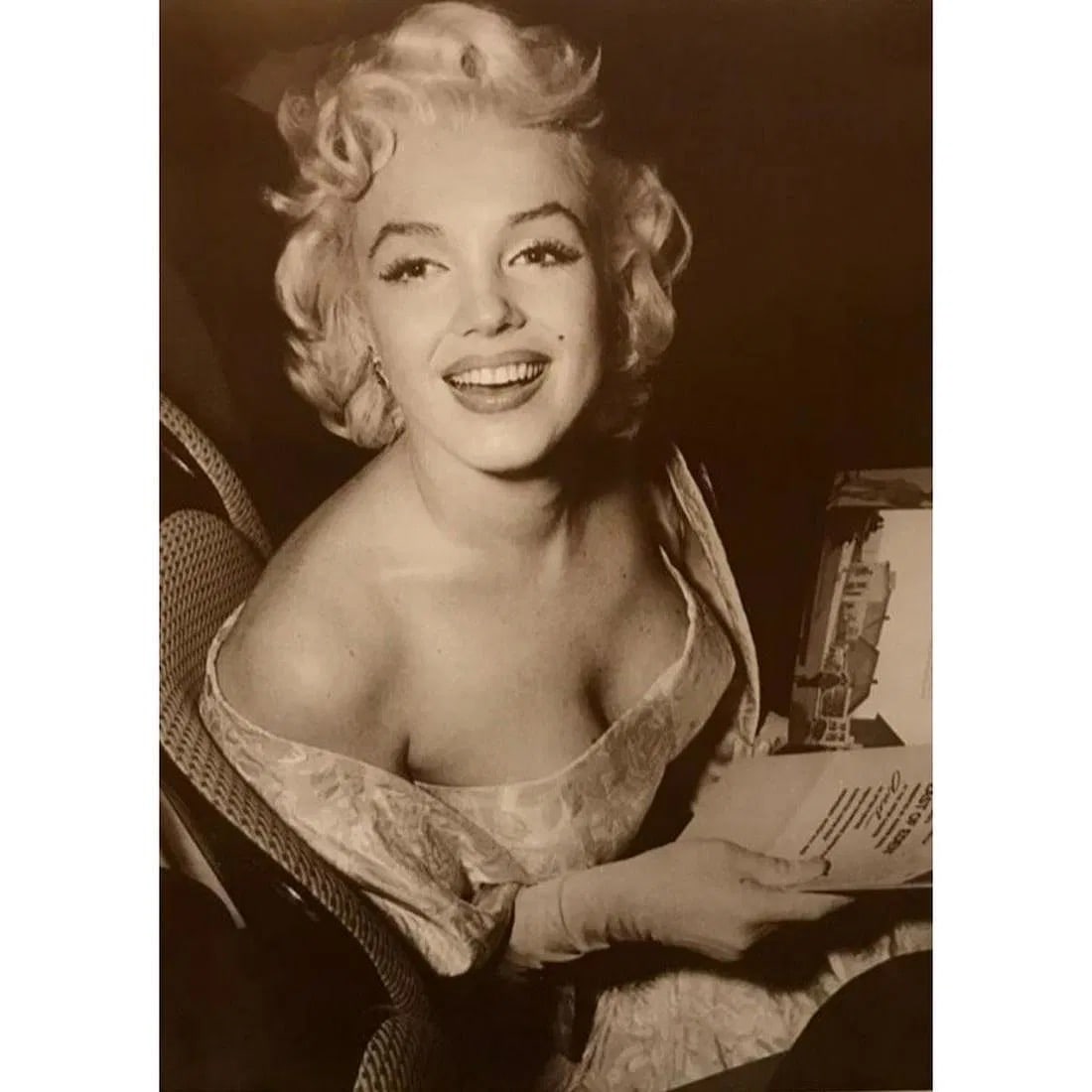 Marilyn Monroe Photo Print: Measures 14 x 11 inches, photo print on glossy paper, mounted to foam board
